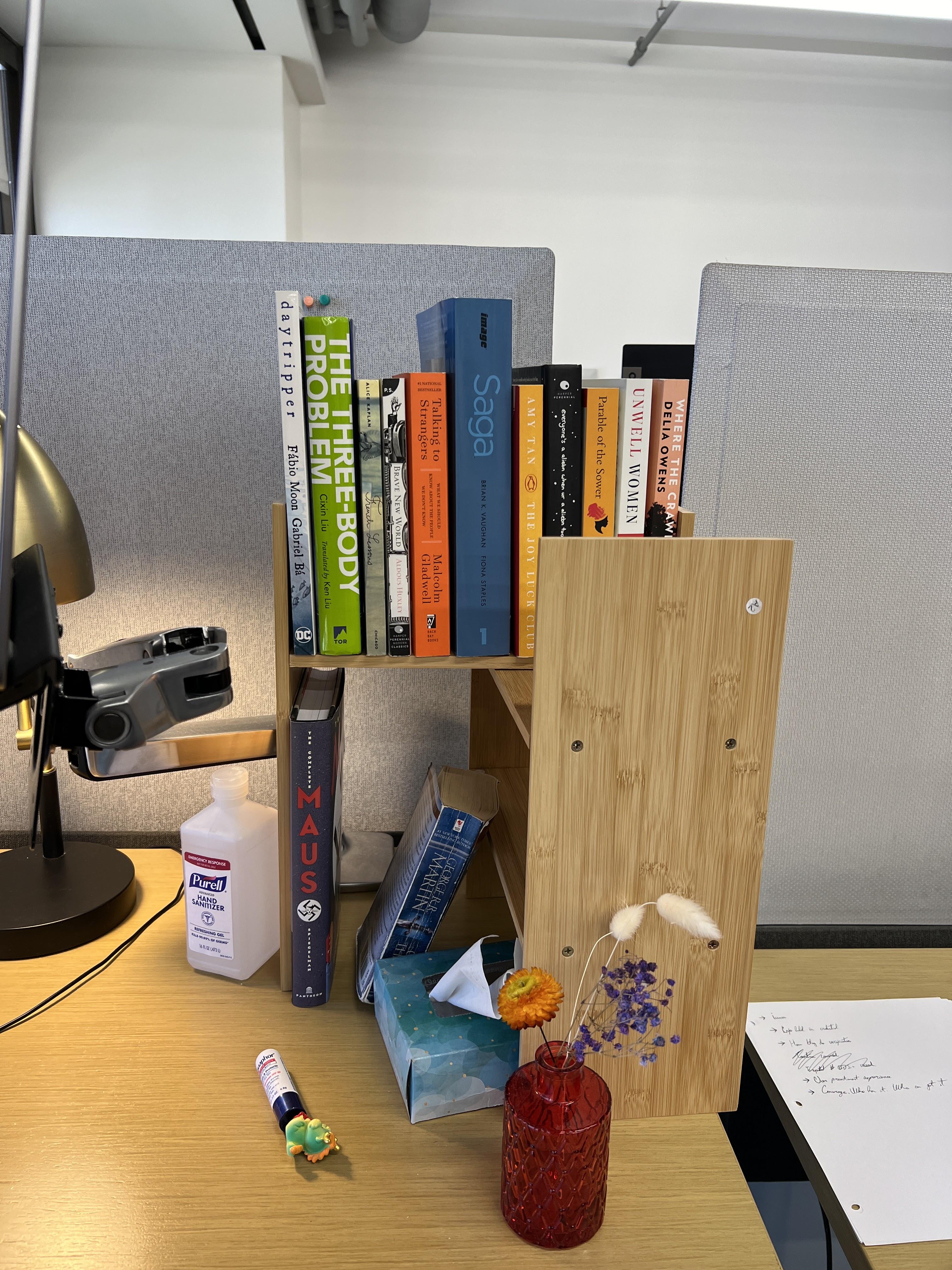Mini corner bookshelf on desk